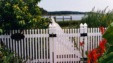 Georgetown Vinyl Fence with Gate and Gothic Caps