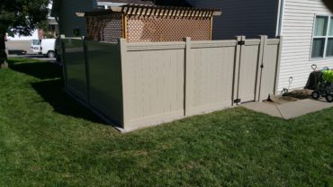 Lakeland Vinyl Fence with Maxwell Rail Adobe