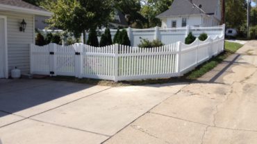 Montauk Scallop Vinyl Fence