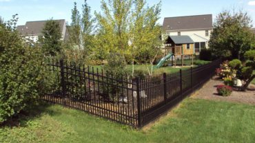 1131 Aluminum Fence with Puppy Pickets